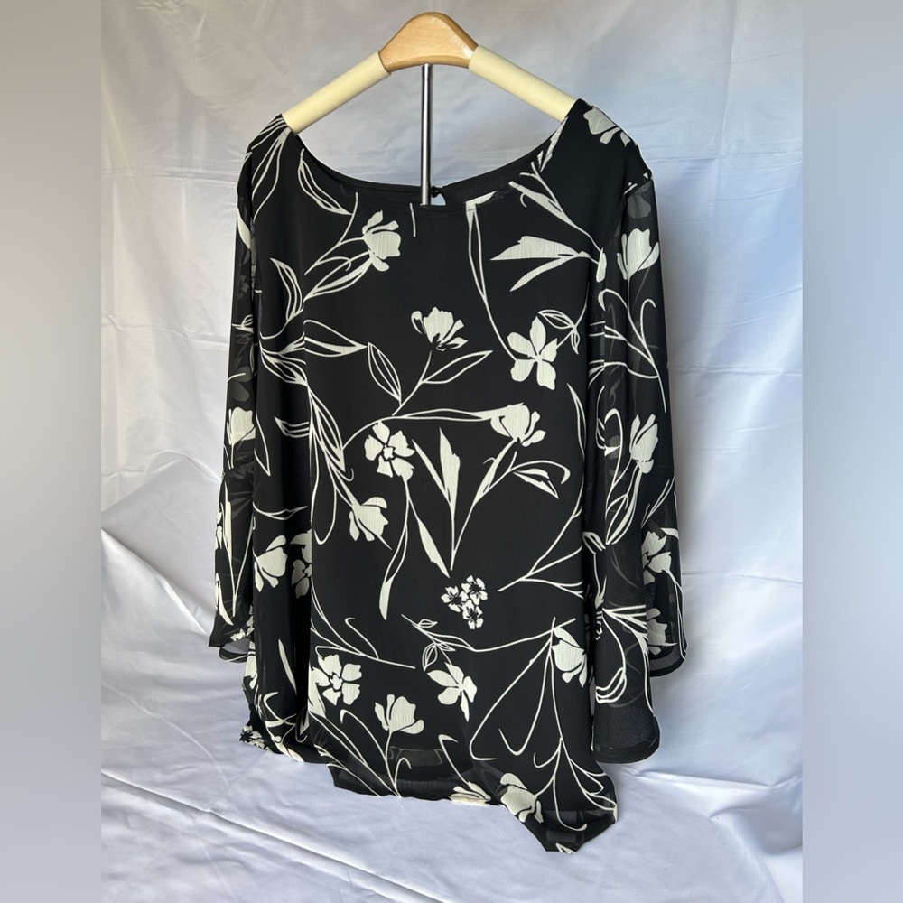 Avenue Floral Black and White Women's Top Size 18/20